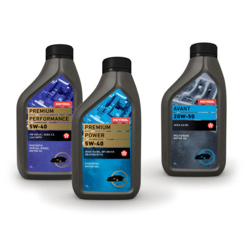 Različne plastenke Petrol motornih olj Premium in Maximum Power.