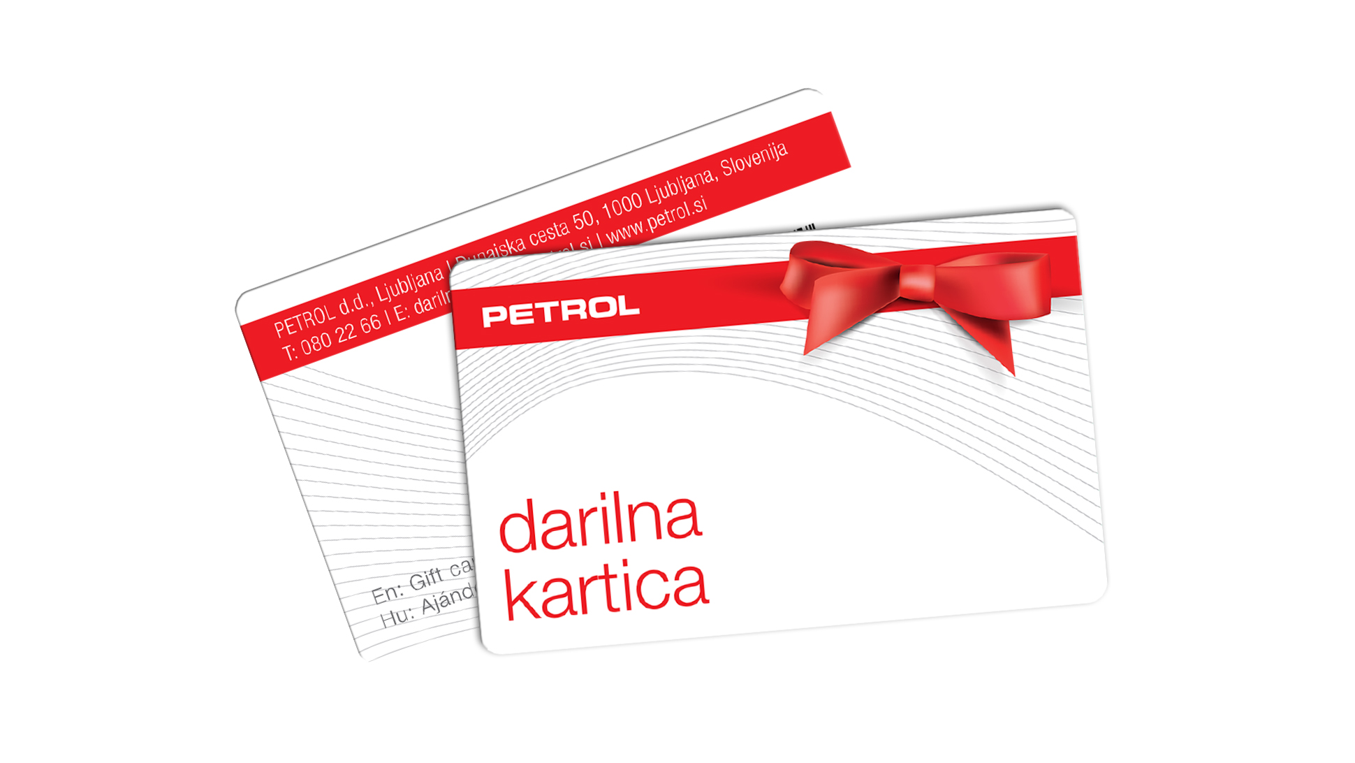 Darilna kartica Petrol v beli barvi z rdečo pentljo in logotipom Petrol, na belem ozadju.