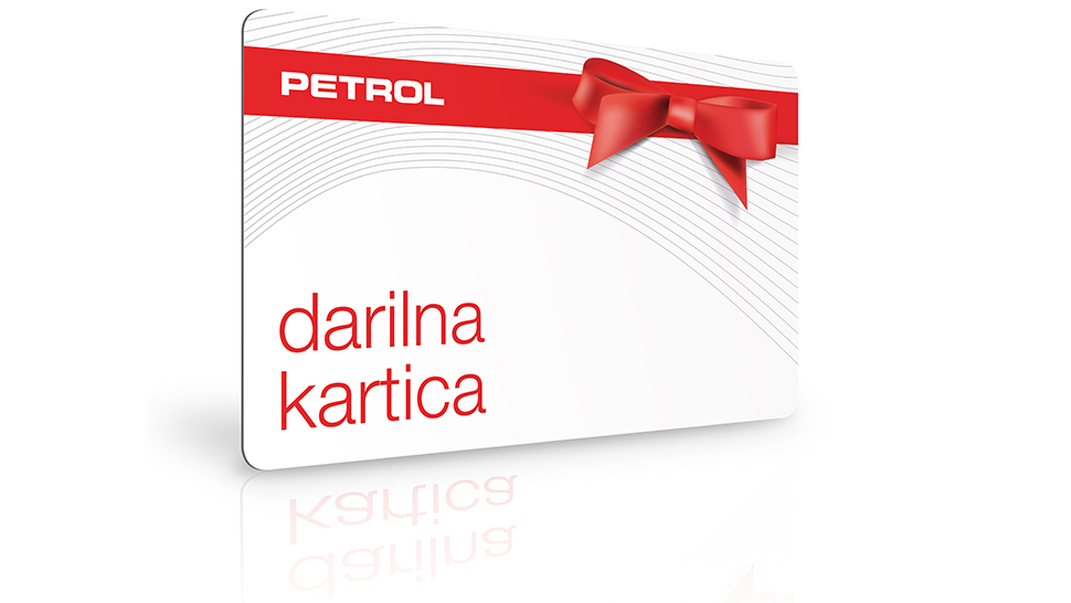 Darilna kartica Petrol z rdečim trakom in pentljo postavljena na belo ozadje.