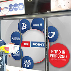 Pult s storitvami HipPoint, kjer so na voljo vstopnice, plačilo položnic in poštne storitve, z belim in modrim ozadjem.