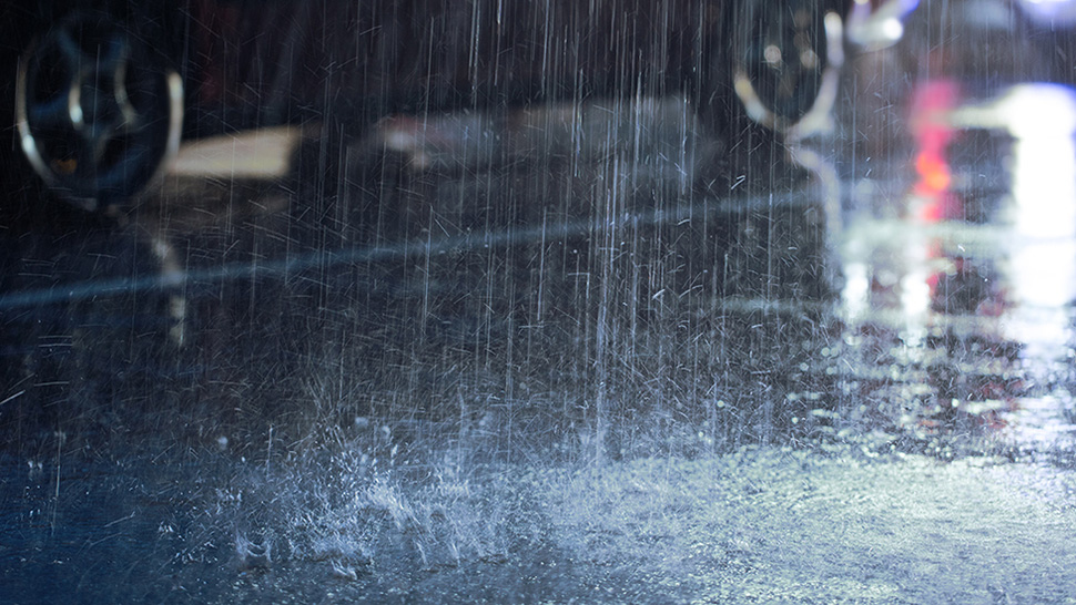 slika prikazuje vodo, ki pada kot dež