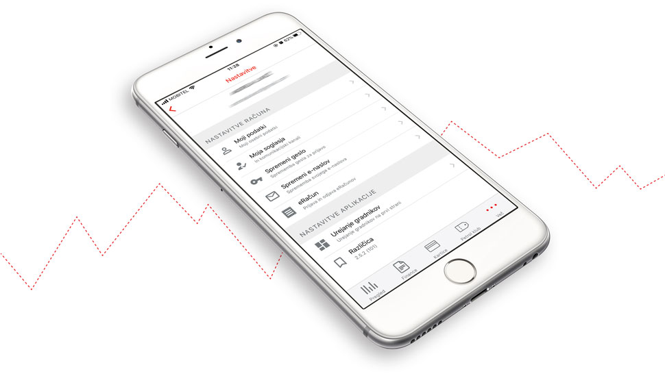 Pametni telefon z odprto aplikacijo Moj Petrol na zaslonu, prikazan je meni »Nastavitve« z možnostmi urejanja profila in aplikacije.