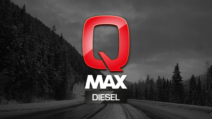 Na sliki je upodobljen logotip Q Max Diesel, ki je postavljen na sredini. Ozadje prikazuje črno-belo fotografijo zasnežene ceste, obdane z drevesi in hribi.