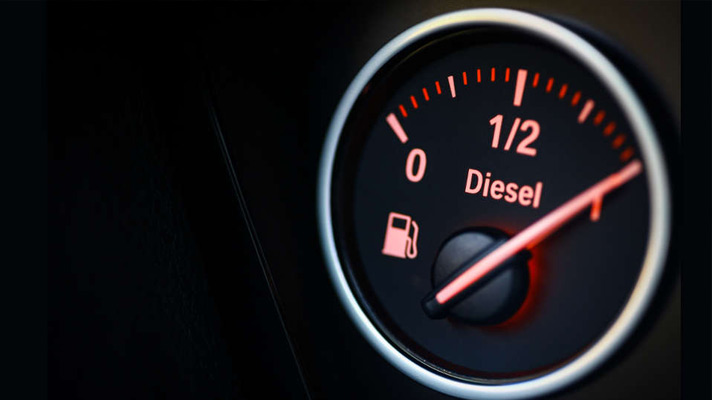 Na sliki je merilnik goriva v vozilu, ki prikazuje raven dizelskega goriva. Kazalec kaže, da je rezervoar poln.