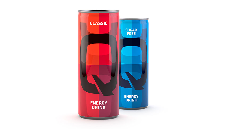 Dve pločevinki Q Energy Drink na belem ozadju – rdeča pločevinka Classic spredaj in modra pločevinka Sugar Free zadaj.