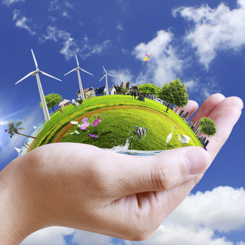 slika prikazuje : Par odprtih rok, ki kot skrbni čuvaj nežno nežno nosi majhen zelen del Zemlje: pokrajino z vetrnicami, hišami, drevesi, reko, pticami, cvetjem in mavričnimi baloni na modrem nebu, ki simbolizira trajnostno, čisto in raznoliko energetsko prihodnost