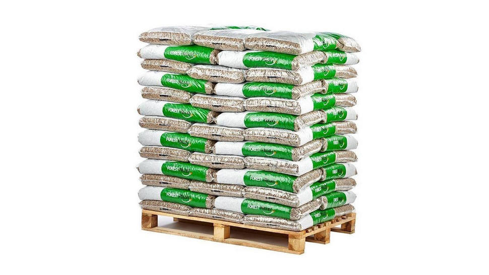Na sliki je paleta vreč peletov Forest – več deset 15-kilogramskih vreč v beli in zeleni embalaži, naloženih na leseno paleto.