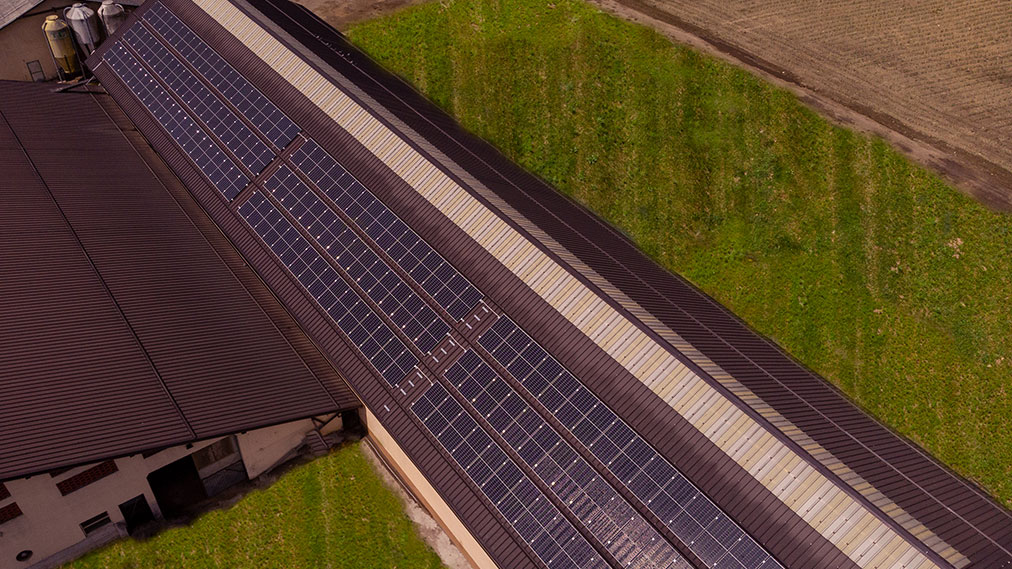 Sončna elektrarna na strehi gospodarskega objekta