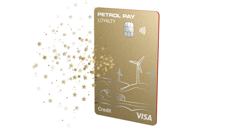 Plačilna kartica Petrol Pay Loyalty Visa z motivom vetrnic in avtomobila, obkrožena z lebdečimi zlatimi zvezdicami, ki ponazarjajo zbiranje Zlatih točk.