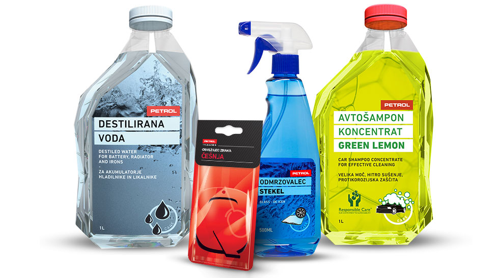 Na sliki so avtomobilski izdelki blagovne znamke Petrol za destilirano vodp, osvežilec zraka, čistilo za stekla in avtošampon. Izdelki so postavljeni skupaj na beli podlagi.