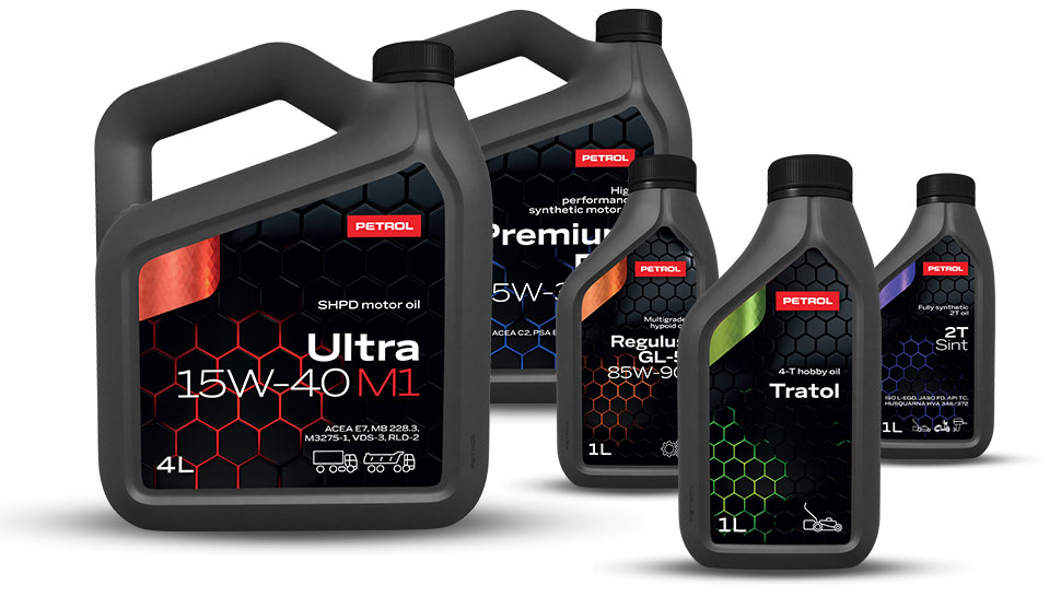 Na sliki so različna motorna olja blagovne znamke Petrol v črnih plastenkah. Izdelki vključujejo več vrst olj, kot so Ultra 15W-40, Premium, Regulux, Tratel in 2T Sint.