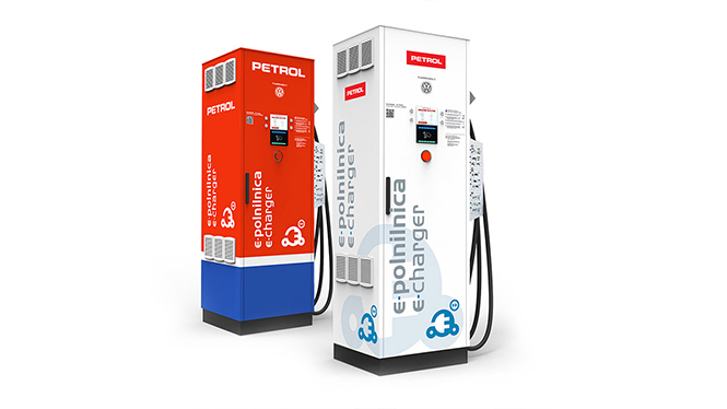 Na sliki sta dve električni polnilnici znamke Petrol, ena v rdeče-modri in druga v belo-modri barvni kombinaciji, postavljeni na belem ozadju.