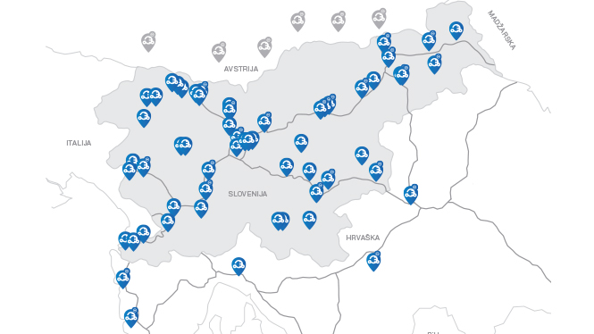 Na sliki je zemljevid Slovenije z označenimi lokacijami Petrolovih električnih polnilnic, prikazanimi z modrimi oznakami z ikono e-mobilnosti.