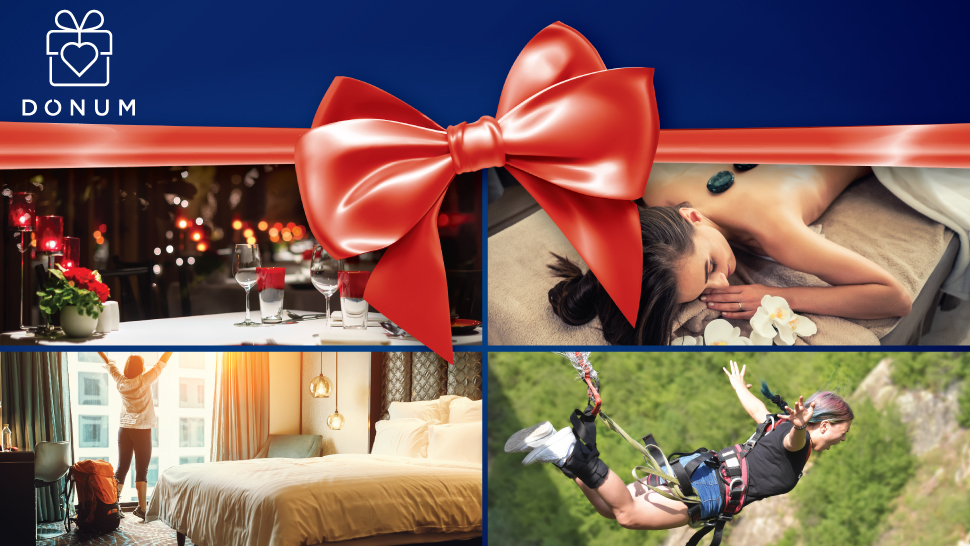 Kolaž štirih fotografij z modrim ozadjem in veliko rdečo pentljo na sredini. Zgoraj levo je romantično pogrnjena miza z dvema kozarcoma vina, zgoraj desno dekle, ki uživa v masaži. Spodaj levo oseba stoji ob postelji v hotelski sobi, spodaj desno pa oseba izvaja bungee skok. V levem zgornjem kotu je bel logotip Donum z darilno škatlo in srčkom na sredini.