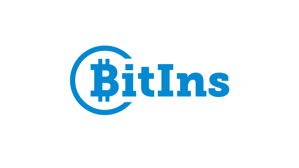 Na sliki je prikazano modro logotipno besedilo “BitIns”, pri čemer je prva črka B oblikovana kot simbol za bitcoin (navpični dvojni črtici skozi črko B). Celoten napis je obdan z delnim krožnim obrisom, ki se začne levo od črke B in se zaključi nad črko s.