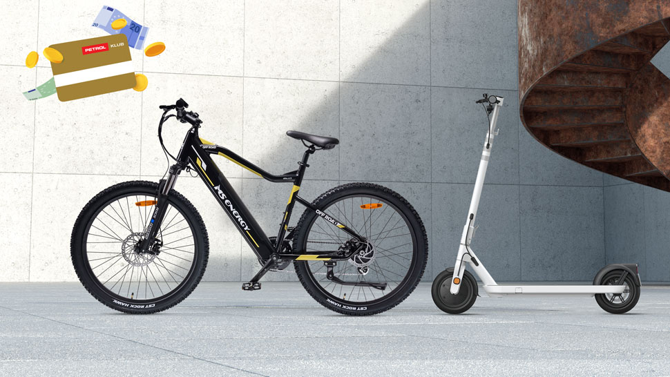 Na sliki sta črno rumeno gorsko kolo in bel električni skiro, postavljena ob betonski steni pri spiralnem stopnišču. V levem zgornjem kotu je ilustracija kartice Petrol Klub z bankovci in kovanci, ki ponazarja ugodnosti pri nakupu.