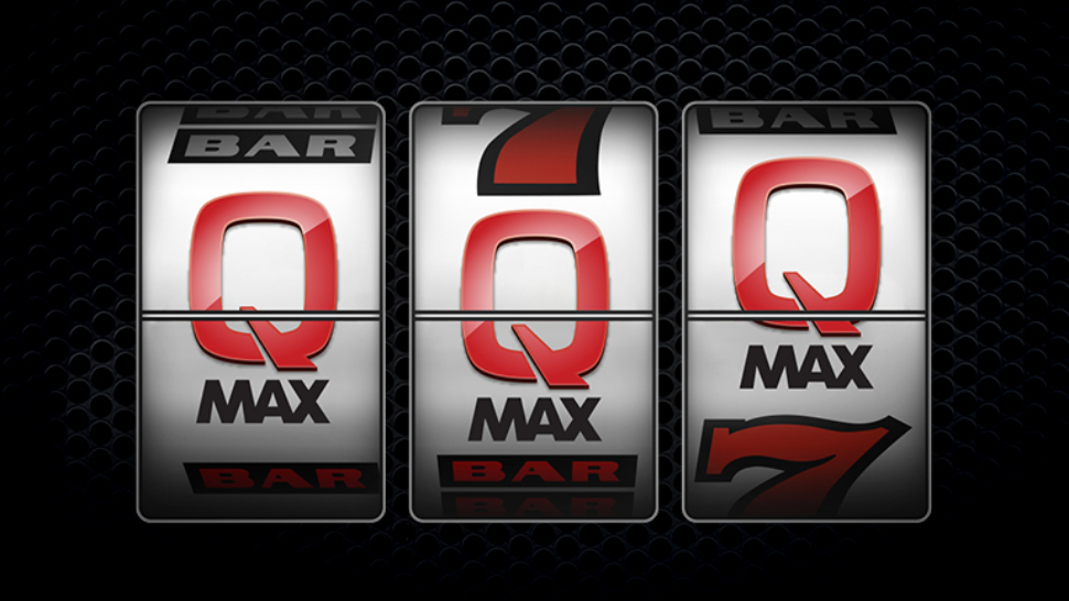 Prikaz igralnega avtomata s tremi koluti, na katerih se izmenjujejo simboli Q Max, število 7 in napis Bar. Na dveh kolutih je viden simbol Q Max.
