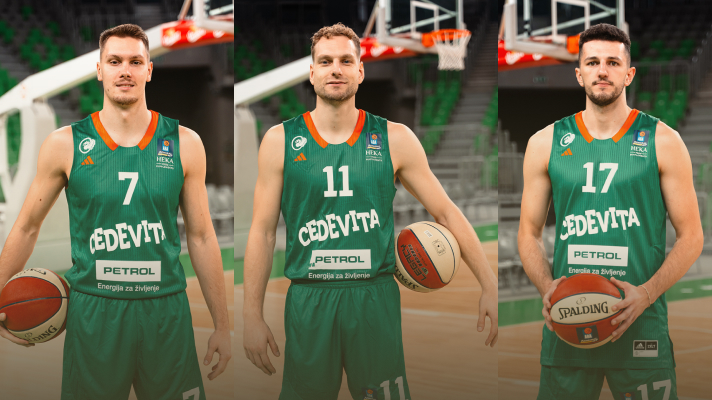 Trije košarkarji KK Cedevita Olimpija v zelenih dresih s številkami 7, 11 in 17 pozirajo v dvorani, vsak drži košarkarsko žogo.
