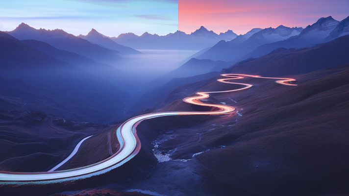Na sliki je vijugasta cesta skozi gorsko pokrajino, posneta v mraku. Svetlobne sledi vozil ustvarjajo svetlo črto, ki vodi skozi temno dolino proti goram.