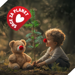 Otrok z rdečim klovnovskim nosom v gozdu sadi majhno smreko ob plišastem medvedku z enakim nosom, v levem zgornjem kotu je znak »Srce za planet«.
