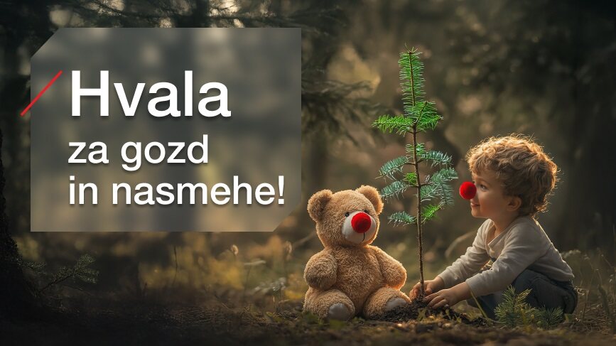 Otrok z rdečim noskom in plišast medvedek sadita smreko v gozdu, na levi strani je napis »Hvala za gozd in nasmehe!«.