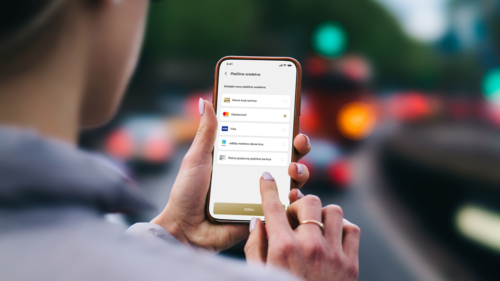 na sliki je prikazan ekran aplikacije. V aplikacijo Petrol GO lahko kot plačilno sredstvo dodate Mastercard in Viso – tudi če niste član Petrol kluba – ali plačilno kartico Petrol Pay Loyalty, Petrol poslovno plačilno kartico oz. povežete mobilno denarnico mBills.