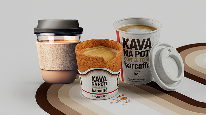 Na sliki so lončki za kavo za s seboj z napisom »Kava Na poti«, vključno z inovativno užitno skodelico in pokrovčkom, postavljeni na ozadju z grafiko v odtenkih kave.