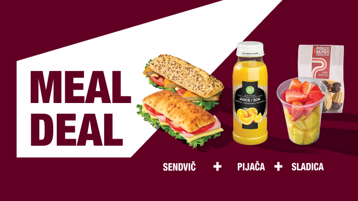 Meal Deal ponudba: sendvič + pijača + sladica. Na temno rdečem ozadju so prikazani dva sendviča, plastenka soka ter Fresh sladica z jagodami in ananasom ter piškoti Na poti.