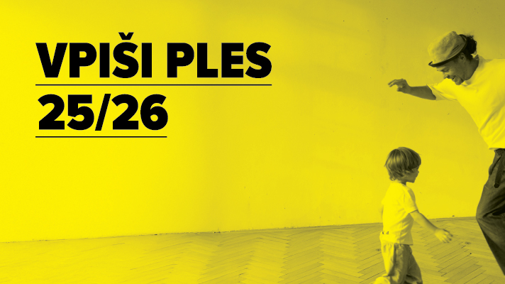 Na sliki je rumeno ozadje z velikim črnim napisom »KAZINA« na sredini. Pod njim sta napisa »Kazina Šiška« in »Kazina Odiseja«. Na desni strani sta delno vidna odrasla oseba in otrok, oba v rumenih oblačilih, kot da se igrata ali plešeta.