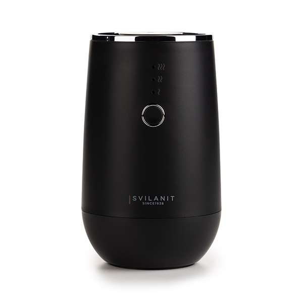 Na sliki je Električni oljni difuzor Svilanit Essentials v črni mat barvi. Ozadje je v nevtralni beli barvi.