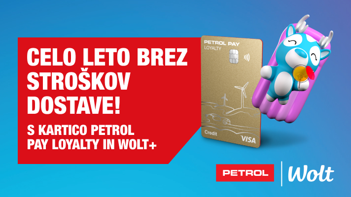 Na sliki je prikazana promocijska ponudba brez stroškov dostave za celo leto ob uporabi kartice Petrol Pay Loyalty in Wolt+, ob prikazu kartice Petrol Pay Loyalty ter maskote Wolt.