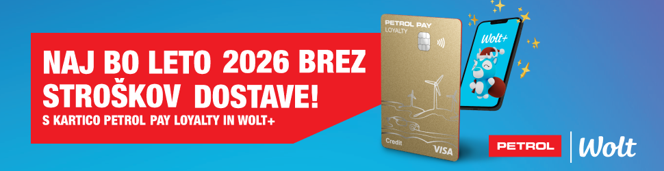 Na svetlo modrem ozadju je velik rdeč pas z belim besedilom “Naj bo leto 2026 brez stroškov dostave! S kartico Petrol Pay Loyalty in Wolt+”. Desno od besedila sta prikazana zlata kartica Petrol Pay Loyalty in pametni telefon z odprto aplikacijo Wolt+, na kateri je ilustracija snežaka z darili. V spodnjem desnem kotu sta logotipa Petrol in Wolt.