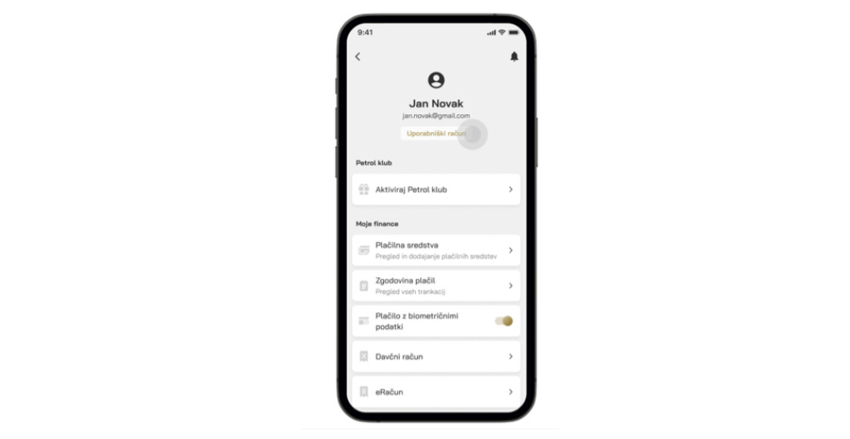 Prikaz pametnega telefona z odprto aplikacijo Petrol. Na vrhu zaslona je profilni del z imenom “Jan Novak” in e-poštnim naslovom. Pod tem so prikazane različne možnosti menija: “Aktiviraj Petrol klub”, “Plačilna sredstva”, “Zgodovina plačil”, “Plačilo z biometričnimi podatki” (s preklopnikom), “Davčni račun” in “eRačun”. Ozadje je svetlo, oblikovanje minimalistično in pregledno.