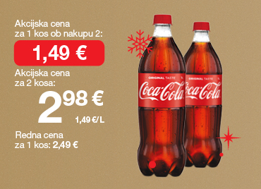 Pijača coca cola 1 L na svetlo rjavo-zlatem ozadju. Ob unovčenju 8 zlatih točk akcijska cena za 1 kos ob nakupu 2 je 1,49€, skupna cena za 2 kosa je 2,98 €. Redna cena za 1 kos: 2,49 €. V ozadju so rdeče snežinke.