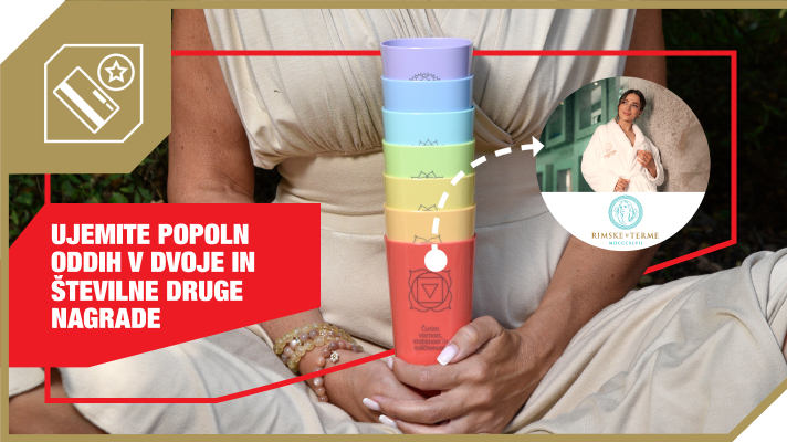 Na sliki je del osebe, ki sedi zunaj v naravi, ob njej pa je postavljen stolp več barvnih kozarcev, zloženih drug na drugega. Na levi strani je rdeče polje z belim napisom »Ujemite popoln oddih v dvoje in številne druge nagrade«. Od stolpa kozarcev proti desni vodi bela prekinjena puščica, ki kaže na krožni izrez fotografije ženske v belem kopalnem plašču pred zgradbo, pod katerim je logotip »Rimske Terme«.
