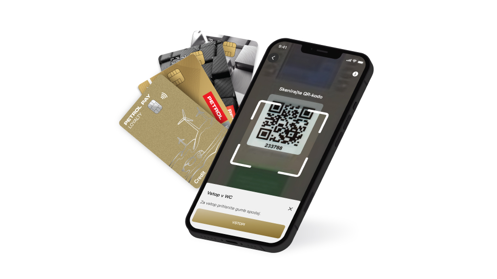 Na sliki je prikazana mobilna aplikacija na pametnem telefonu z odprtim prikazom QR-kode za digitalno kartico, ob telefonu pa so prikazane plačilne kartice, kar ponazarja uporabo digitalne kartice.