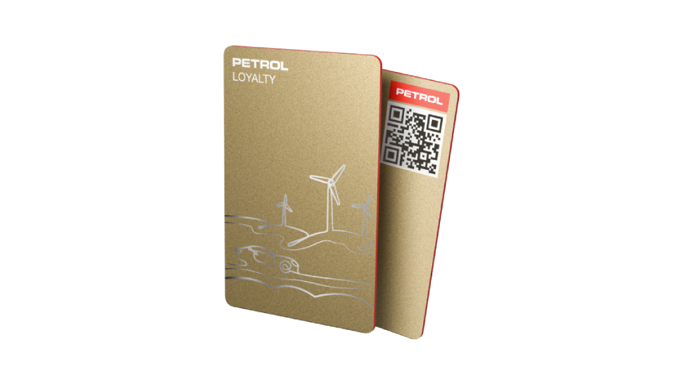 ChatGPT je rekel:  Na sliki sta dve zlatorjavi kartici Petrol Loyalty z rdečimi robovi, na katerih sta narisana avtomobil in vetrni turbini; ena od kartic ima na zadnji strani črtno kodo.