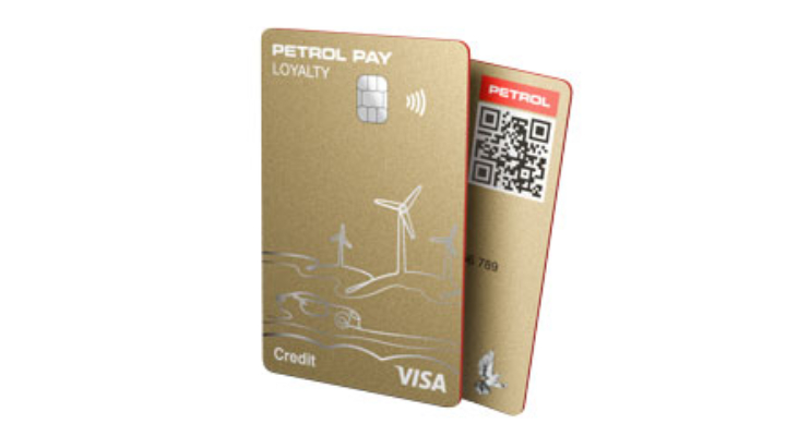 Plačilna kartica Petrol Pay Loyalty Visa z motivom vetrnic in avtomobila, ob njej pa zadnja stran kartice z QR kodo in rdečim logotipom Petrol.