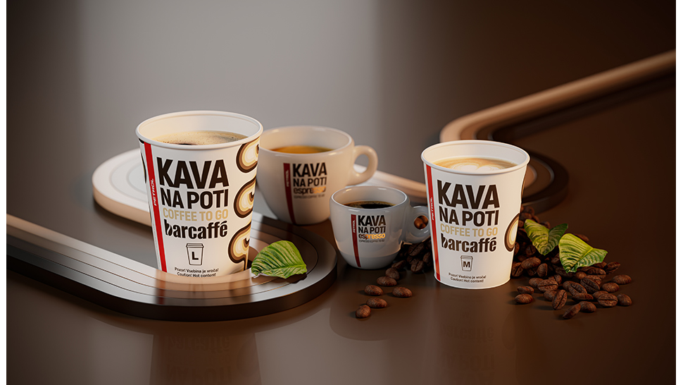 Na sliki je prikazana ponudba kave Kava Na poti kave Barcaffè v različnih embalažah – od manjših skodelic do večjih lončkov za s seboj. Na mizi so ob skodelicah raztresena kavna zrna in listi, ozadje pa je v toplih rjavih tonih z modernimi linijami, ki ponazarjajo dinamiko poti.