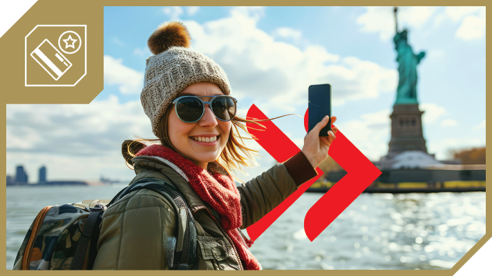 Na sliki je prikazana mlada ženska, ki stoji ob vodi in v ozadju drži kip Svobode. Oblečena je v toplo jakno, šal in kapo z cofom, na glavi ima sončna očala. V eni roki drži pametni telefon, v ozadju pa se vidi nebo z oblaki ter znameniti kip Svobode. Čez spodnji del slike je dodan rdeč grafični znak z dvema puščicama.