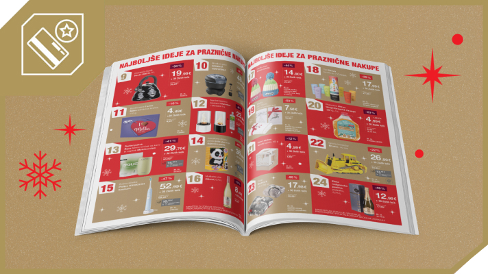 Na sliki je prikazano: odprta tiskana promocijska knjižica, položena na podlago z vzorcem v rjavih in zlatih tonih. Knjižica je odprta na straneh z rdeče obarvanimi bloki, v katerih so razporejeni različni izdelki s pripadajočimi cenami, številkami in kratkimi opisi. Na obeh straneh sta prikazana številni darilni ali praznični izdelki, vsak v svojem okvirčku. Okoli knjižice so dekorativni praznični grafični elementi, kot so rdeče zvezdice in snežinke. V zgornjem levem kotu slike je dodan grafični simbol kartice z zvezdico, ki nakazuje ugodnosti ali program zvestobe. Slika kot celota deluje praznično in promocijsko, z namenom prikaza idej za praznične nakupe.