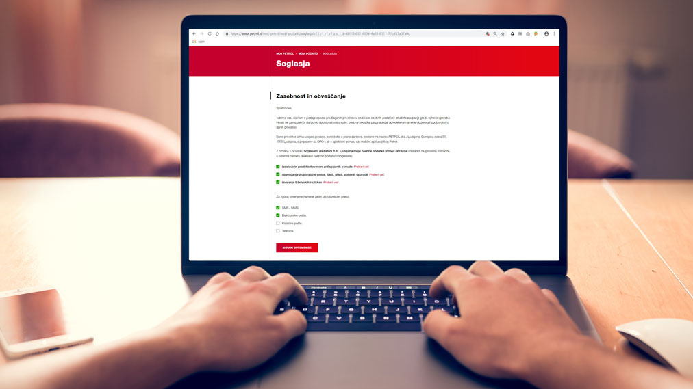 Oseba na prenosniku ureja GDPR soglasja v spletni aplikaciji Moj Petrol, na zaslonu je prikazan obrazec »Soglasja«.