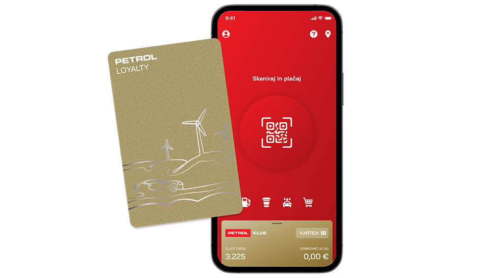 Zlata kartica PETROL Loyalty pred zaslonom mobilne aplikacije Petrol z rdečim vmesnikom in gumbom za skeniranje QR-kode za plačilo.
