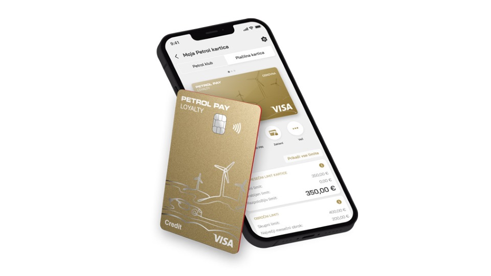 Na sliki je Zlata kartica Petrol Pay Loyalty Visa, ki je naslonjena na pametni telefon, na katerem je odprta aplikacija Petrol GO z zaslonom za upravljanje kartic.
