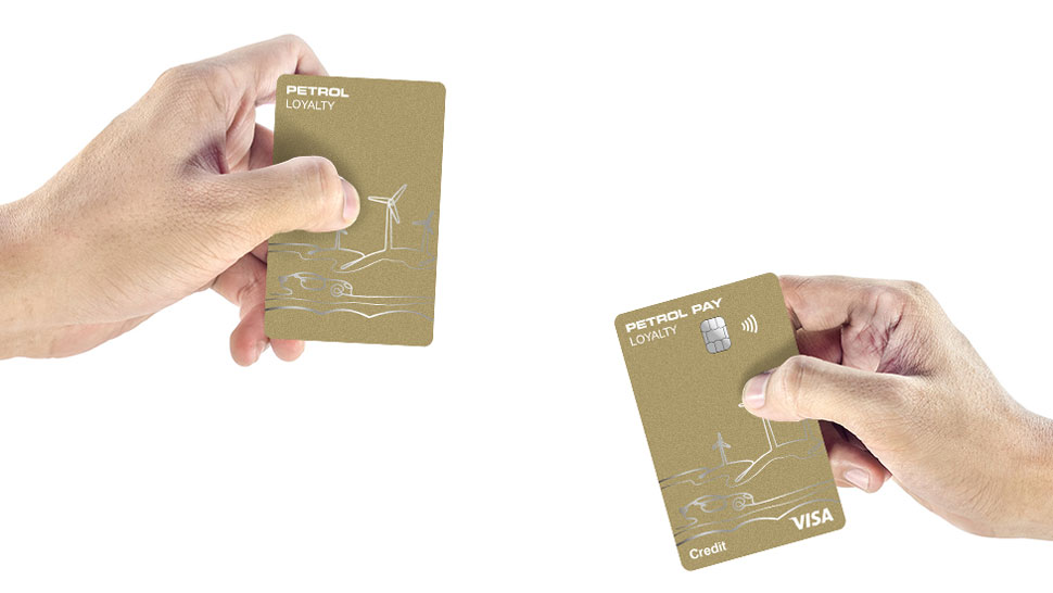 Na sliki leva roka drži kartico zvestobe Petrol Loyaty in desna roka plačilno kartico Petrol Pay Loyalty Visa.