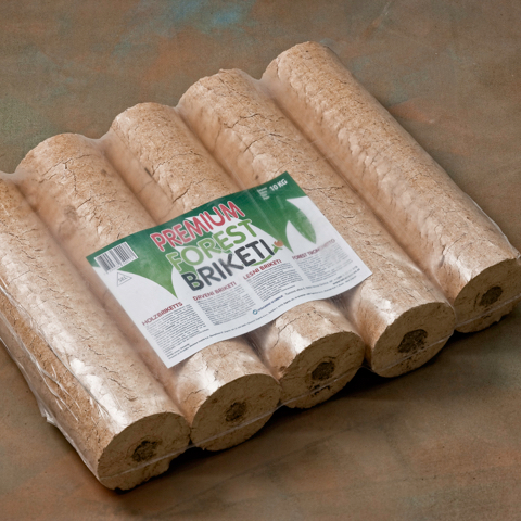 Na sliki je paket lesenih briketov za kurjavo z oznako Premium Forest Briketi.