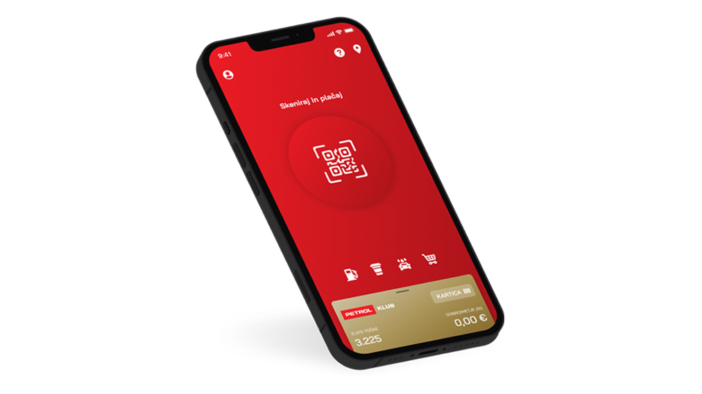 Pametni telefon z odprto aplikacijo Petrol GO, ki prikazuje vstopno stran z možnostjo skeniranja QR kode ter podatke o zbranih Zlatih točkah in stanju na Petrol klub kartici.