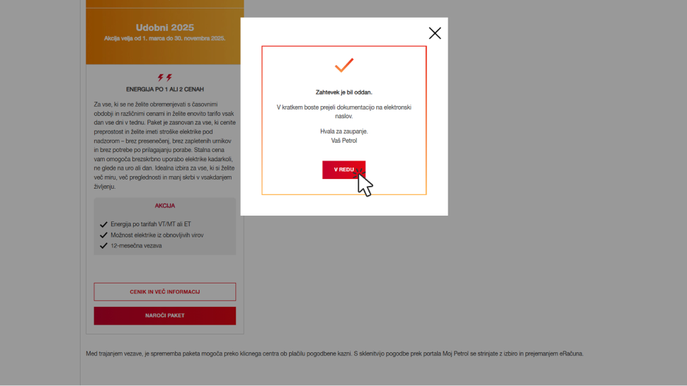 Na sliki je prikazan zadnji korak potrditve menjave paketa električne energije v portalu Moj Petrol. Na sredini ekrana se pojavi potrditveno okno z oznako kljukice in sporočilom »Zahteva je bila oddana. V kratkem boste prejeli dokumentacijo na elektronski naslov. Hvala za zaupanje, Vaš Petrol«. Pod besedilom je rdeč gumb »V redu«, nad katerim je prikazan kazalec miške. V ozadju je rahlo zamegljen prejšnji zaslon iz postopka menjave paketa. Slika prikazuje uspešen zaključek postopka in potrditev oddaje zahteve.
