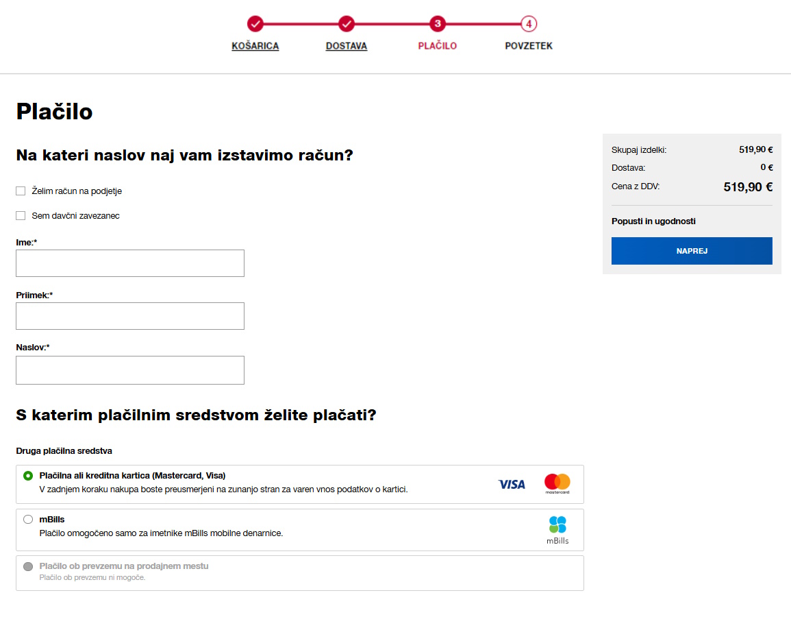 Na sliki je prikazan korak »Plačilo« v postopku spletnega nakupa v Petrol eShopu. Uporabnik izpolnjuje podatke za izstavitev računa, kjer lahko vnese ime, priimek in naslov ter označi, ali želi račun na podjetje ali je davčni zavezanec. V spodnjem delu izbere način plačila – med možnostmi so plačilo s plačilno ali kreditno kartico (Mastercard, Visa), mBills ali plačilo ob prevzemu. Na desni strani je prikazan povzetek naročila s skupno ceno in gumbom »Naprej«. Slika ponazarja možnost, da uporabnik za nakup v eShopu uporabi tudi plačilno kartico Petrol Pay Loyalty, ki je izdana kot Visa.