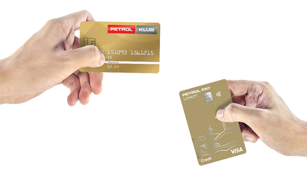 Na sliki sta prikazani dve zlati kartici v rokah dveh oseb. V levi roki je stara plačilna kartica Petrol kluba – Petrol klub plačilna kartica zvestobe, z logotipom »Petrol Klub« v zgornjem desnem kotu, številko kartice in imenom imetnika. V desni roki je nova Petrol Pay Loyalty plačilna kartica, kreditna kartica Visa z napisom »Petrol Pay Loyalty« in logotipom Visa v spodnjem desnem kotu. Obe kartici sta obrnjeni proti gledalcu in sta postavljeni na belem ozadju.